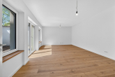 Wohnzimmer - Stilvoll saniertes RMH mit Atrium I Energiebedarf A I Erstbezug in Augsburg – Haunstetten