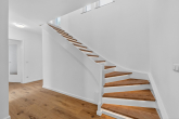 Treppenhaus - Stilvoll saniertes RMH mit Atrium I Energiebedarf A I Erstbezug in Augsburg – Haunstetten
